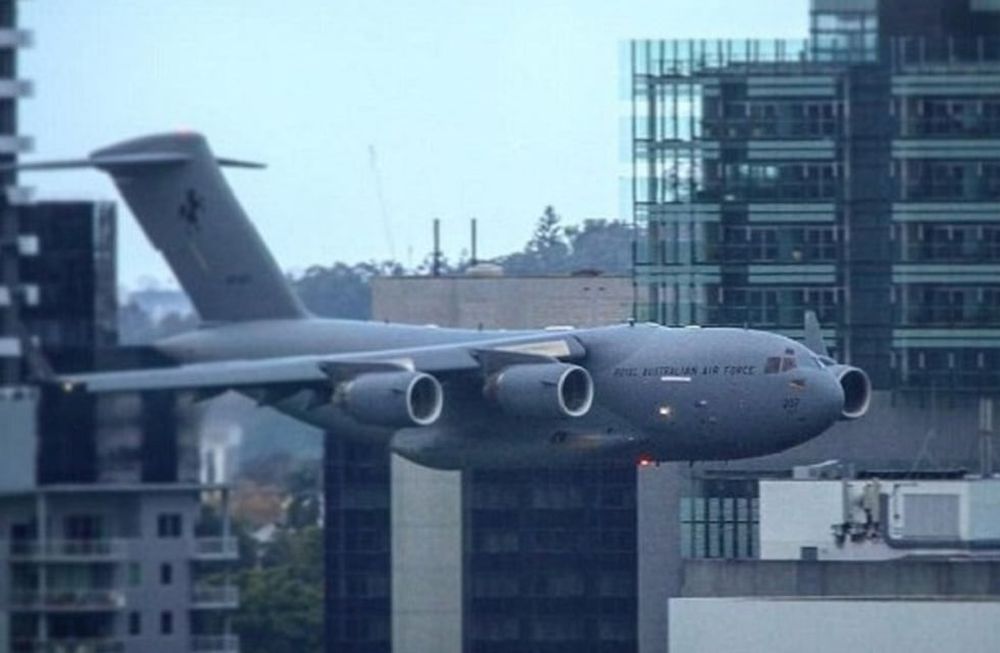Impactante: un avión pasó entre grandes edificios y generó terror en Australia