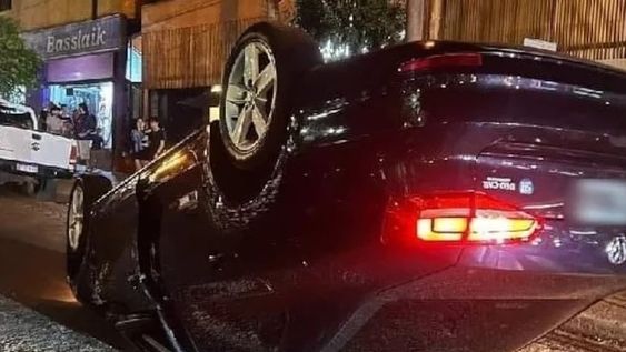 Una mujer conducía borracha, chocó a un auto estacionado y comenzó a insultar con expresiones racistas a las víctimas. Gentileza: El Territorio.