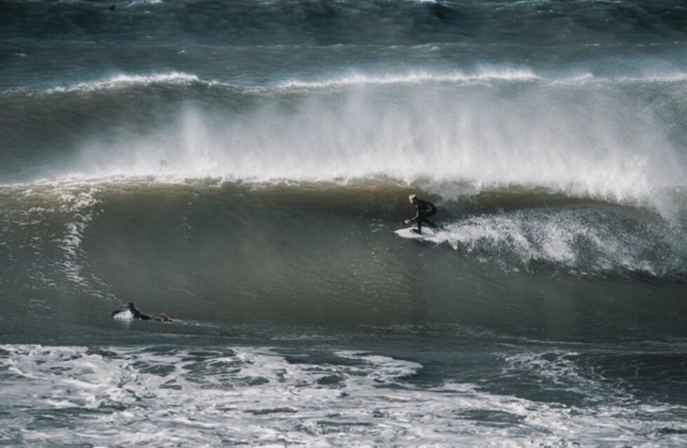 Radziunas metiendo un tubo en un día épico en Mar del Plata, su casa. / Gentileza.