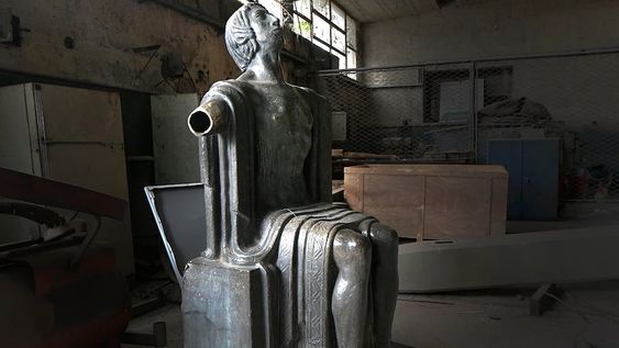 La imponente escultura de bronce sufrió la amputación de sus dos brazos. Se cree que fueron robados para vender el metal. Buscarán un sitio con más seguridad. | Foto : Orlando Pelichotti / Los Andes