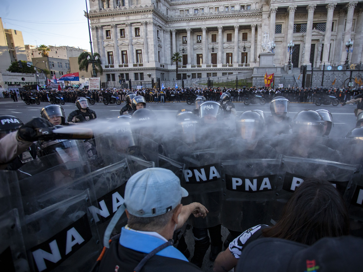 Una nueva marcha de jubilados y de distintas organizaciones políticas tenía lugar esta tarde en las inmediaciones del Congreso, donde la Policía dispuso vallas para mantener a los manifestantes en las veredas.
