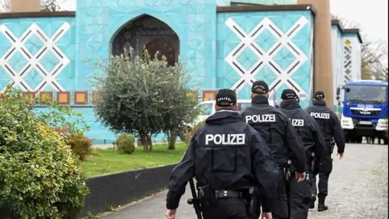 La policía de Alemania se encuentra realizando varios operativos en centros islamistas del país que están bajo sospecha de fomentar el antisemitismo, el odio a Israel y promover el fundamentalismo de Hezbolá.