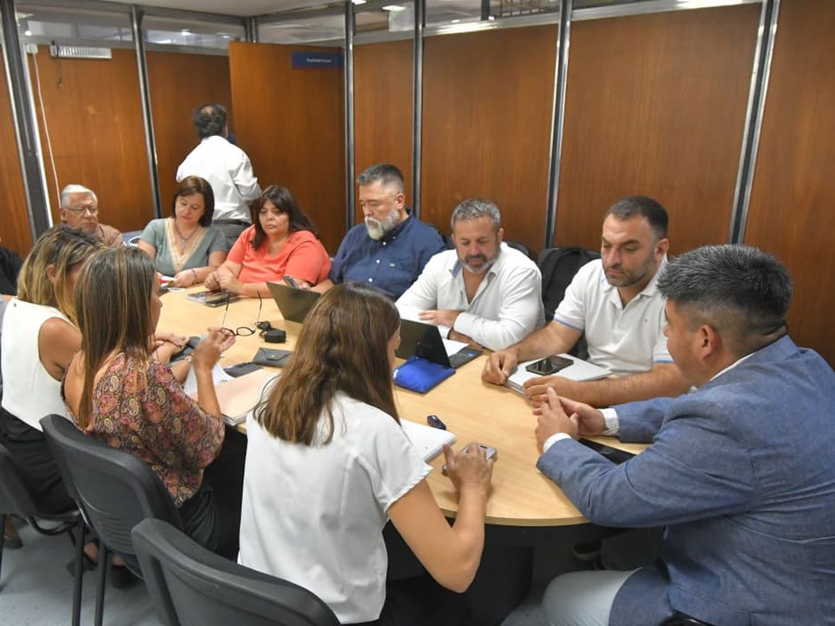 Representantes del SUTE y del Gobierno provincial en la primera reunión paritaria. Foto: Gobierno de Mendoza