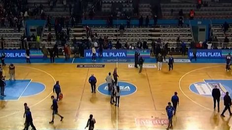 Los Andes | Violencia en el clásico de Mar del Plata: hinchas de Quilmes y Peñarol se enfrentaron a golpes en la tribuna y suspendieron el partido. / Gentileza.