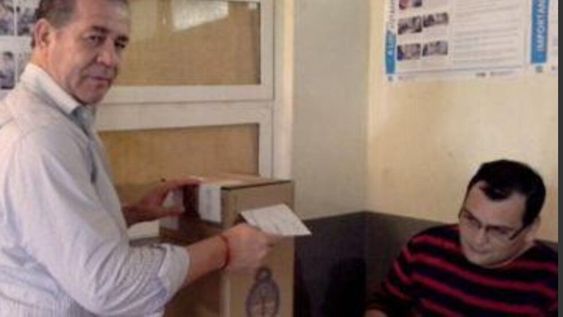 Está acusado de privación ilegitia de la libertad, abuso sexual gravemente ultrajante, abuso sexual con acceso carnal agravado por la convivencia de una menor de 18 años y coacción.