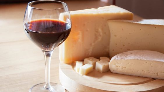 Más vino tinto y queso: cambios que pueden ayudar a reducir el deterioro cognitivo