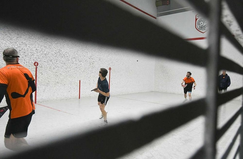 Los clubes sociales de barrios, siguen funcionando gracias a sus socios que cada noche concurren para pasar un momento con amigos jugando a las bochas o distintos deportes y juegos de azar.El club Villa Emilia de Godoy Cruz, los socios pueden disfrutar de pelota paletaFoto: José Gutierrez / Los Andes