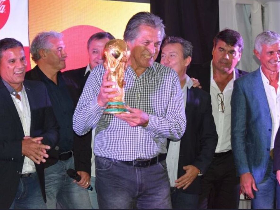 Ubaldo Fillol, con Copa en mano, en uno de los tantos eventos mundialistas de los que fue parte. Estará en el Monumental junto a La Scaloneta. / archivo