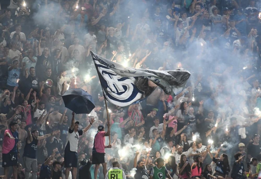 Fiesta total en el estadio Bautista Gargantini para celebrar la Copa Argentina que conquistó Independiente Rivadavia. Histórico. 