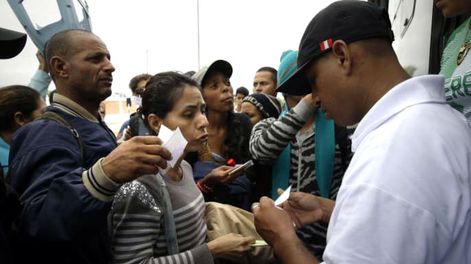 Perú permite ingresar a venezolanos si solicitan refugio humanitario
