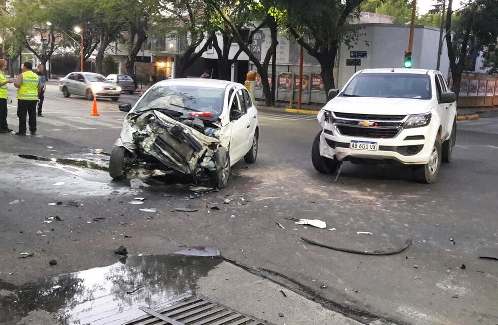 Fuerte choque en Ciudad entre un auto, una camioneta y un micro