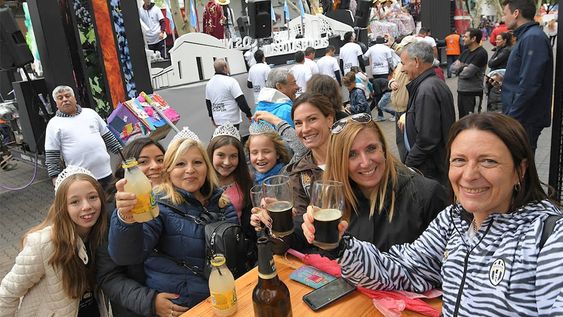 Las mesas de restaurantes y bares que dan a las calles por donde pasan la Vía Blanca y el Carrusel se llenan en esos eventos. Foto: Archivo / Los Andes