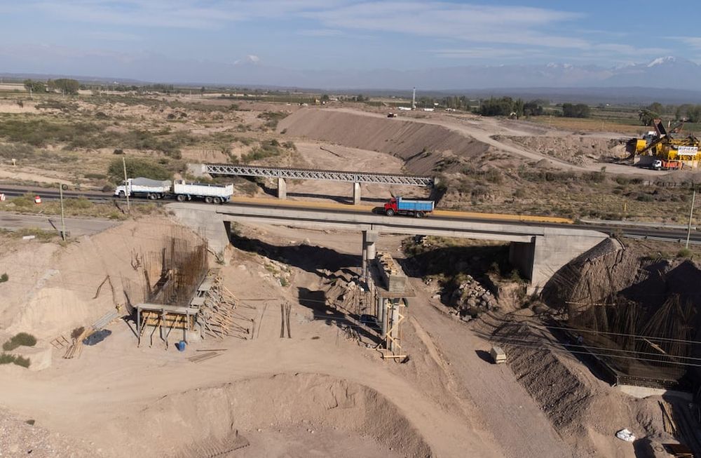 Creen que los puentes cayeron porque aguas abajo habían realizado movimientos y extracciones no permitidas. | Foto: Ignacio Blanco / Los Andes