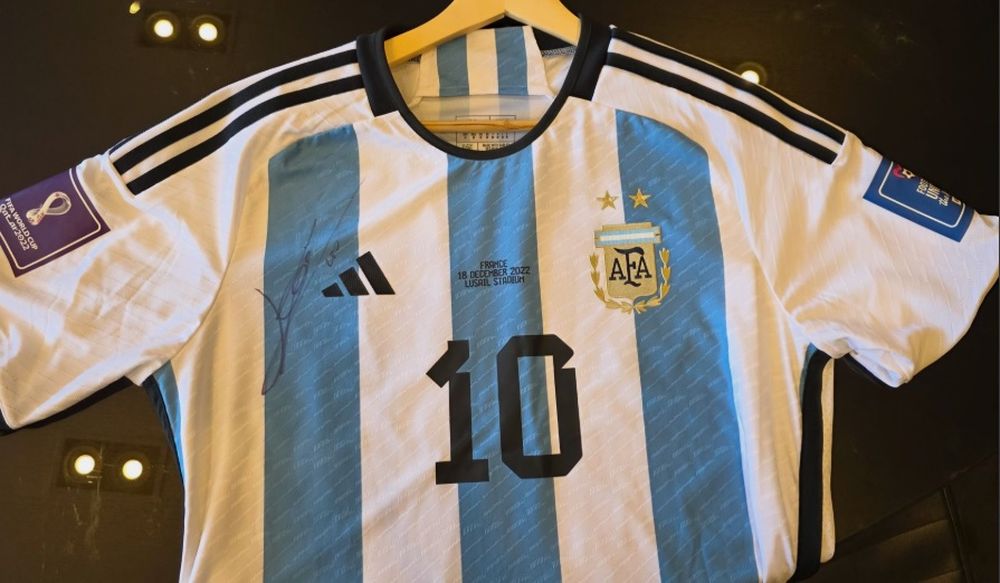 Un intendente mendocino conserva una camiseta del Mundial de Qatar 2022 firmada por el propio Lionel Messi
