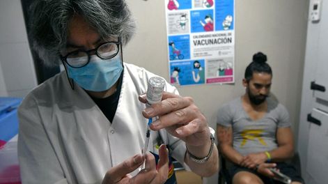 Los Andes | Un técnico del Vacunatorio Central prepara una dosis de Moderna para colocarle a un paciente.Foto: Orlando Pelichotti