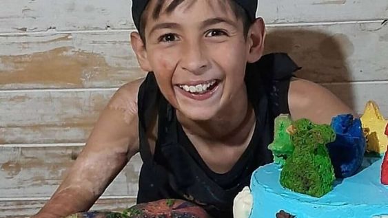 Su madre afirmó en Twitter que iba a cerrar la cuenta del niño por los insultos que recibía. Entre los aberrantes agravios se encuentran frases como “pastelero discapacitado o que su brazo no es lo único deformado.