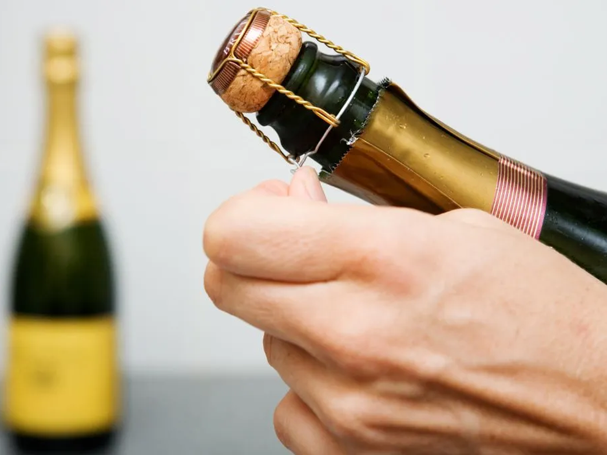 Recicla la botella de champagne y crea un objeto decorativo increíble para tu hogar