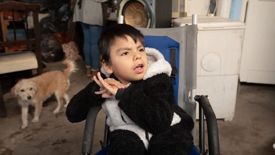 Efraín Dalcecco tiene 6 años, nació con parálisis cerebral y necesita ayuda para un costoso tratamiento en Paraguay.Su mamá Verónica Morales y su abuela Elsa Gil son voluntarias en el comedor y merendero Los Horneritos del Borbollón en el departamento de Las Heras, pero ahora él y su familia necesitan ayuda.Foto: Ignacio Blanco / Los Andes