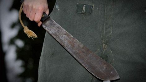 Los Andes | Le cortó la oreja a su vecino con un machete porque le estacionó el auto frente a su casa