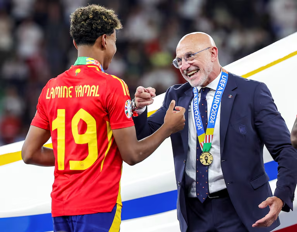 Lamine Yamal y el t&eacute;cnico, Luis de la Fuente.