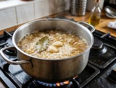 Cada chef tiene una opinión distinta, pero varios aclaran que uno de los errores más frecuentes es salar automáticamente el arroz.