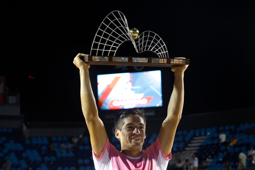 El argentino Sebastian Báez sostiene el trofeo de campeón este domingo, en la final del Abierto de Tenis de Rio de Janeiro, en Río de Janeiro (Brasil). EFE/ Antonio Lacerda.