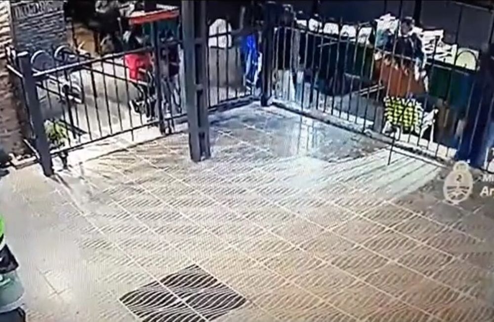 Un hombre agredió a una mujer en la estación de trenes, porque ella estaba limpiando el baño y le dijo que esperara. El momento fue captado por las cámaras de seguridad.