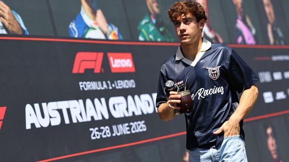 El piloto de Alpine Franco Colapinto camina en el&nbsp; paddock&nbsp; en el circuito de Spielberg donde se corre el GP de Austria de Fórmula 1.