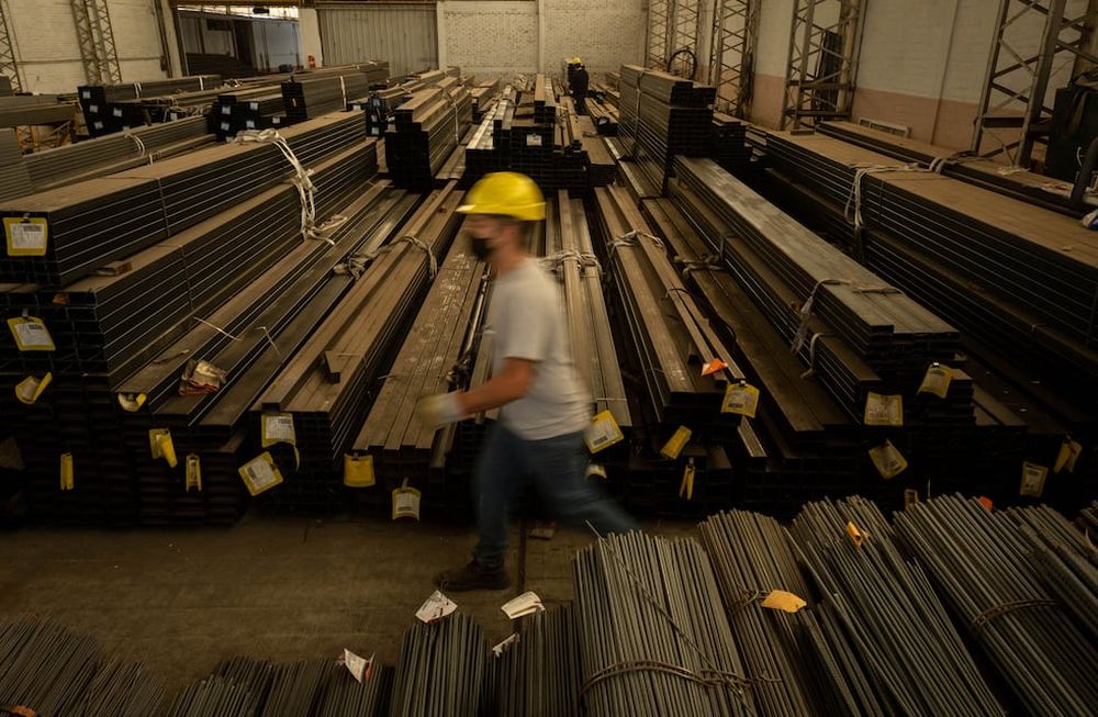 Materiales. El hierro bajó de precio en los últimos días y se espera que el sector privado reaccione e inicie nuevos proyectos.
