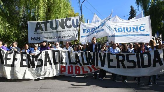 El 23 de abril de 2024, más de 40 mil personas se movilizaron en Mendoza en defensa a la educación pública y en contra del recorte de fondos para las universidades. Foto: Archivo / Los Andes