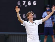Jannik Sinner de Italia celebra el haber ganado en singles masculino al alemán Alexander Zverev, en el torneo de Wimbledon, disputado en la ciudad de Londres.
