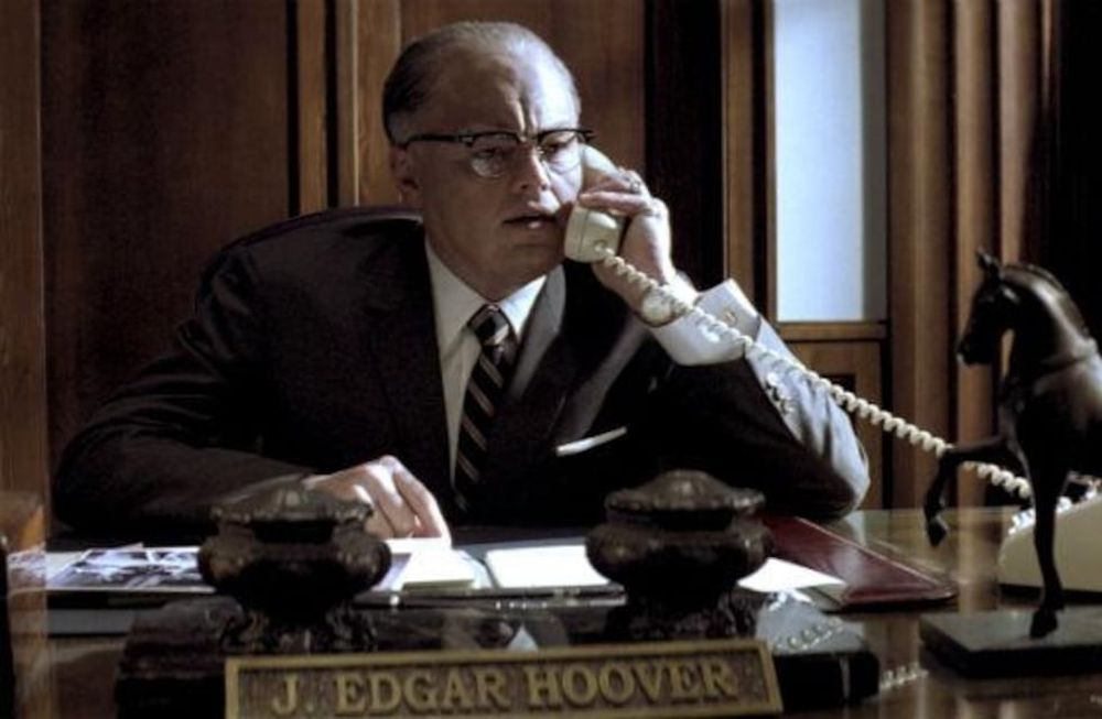 Leonardo Di Caprio como J. Edgar Hoover.