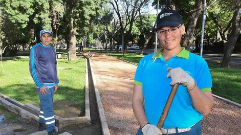 Los Andes | La Belgrano es una típica plaza de barrio, muy tranquila y con muchos sectores verdes en el barrio Bombal. María Gil y su compañero Sebastián la limpian y cuidan. | Foto: José Gutiérrez / Los Andes