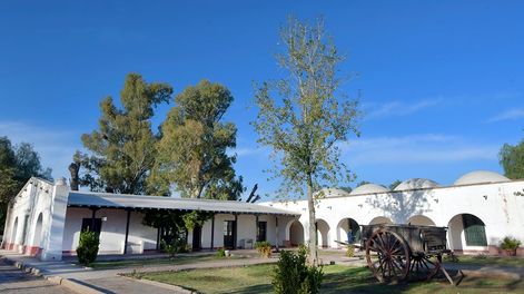 Los Andes | La propiedad estuvo a punto de desaparecer pero fue recuperada. Los muebles se adquirieron en un anticuario porteño. | Foto: Orlando Pelichotti / Los Andes