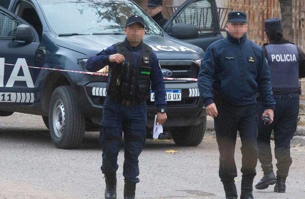 Disfrazados de policías le robaron a toda una familia