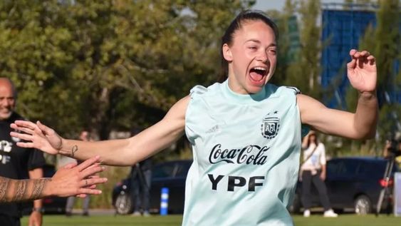 Volvió feliz, la habilidosa mendocina después de casi 3 años sin calzarse la celeste y blanca. Anoche fue la figura de la Selección Argentina.