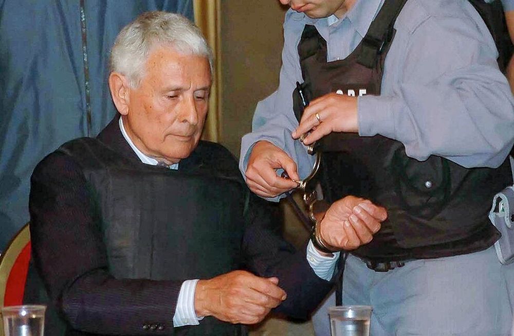 Revocaron la prisión domiciliaria del genocida Miguel Etchecolatz y volverá a cárcel común