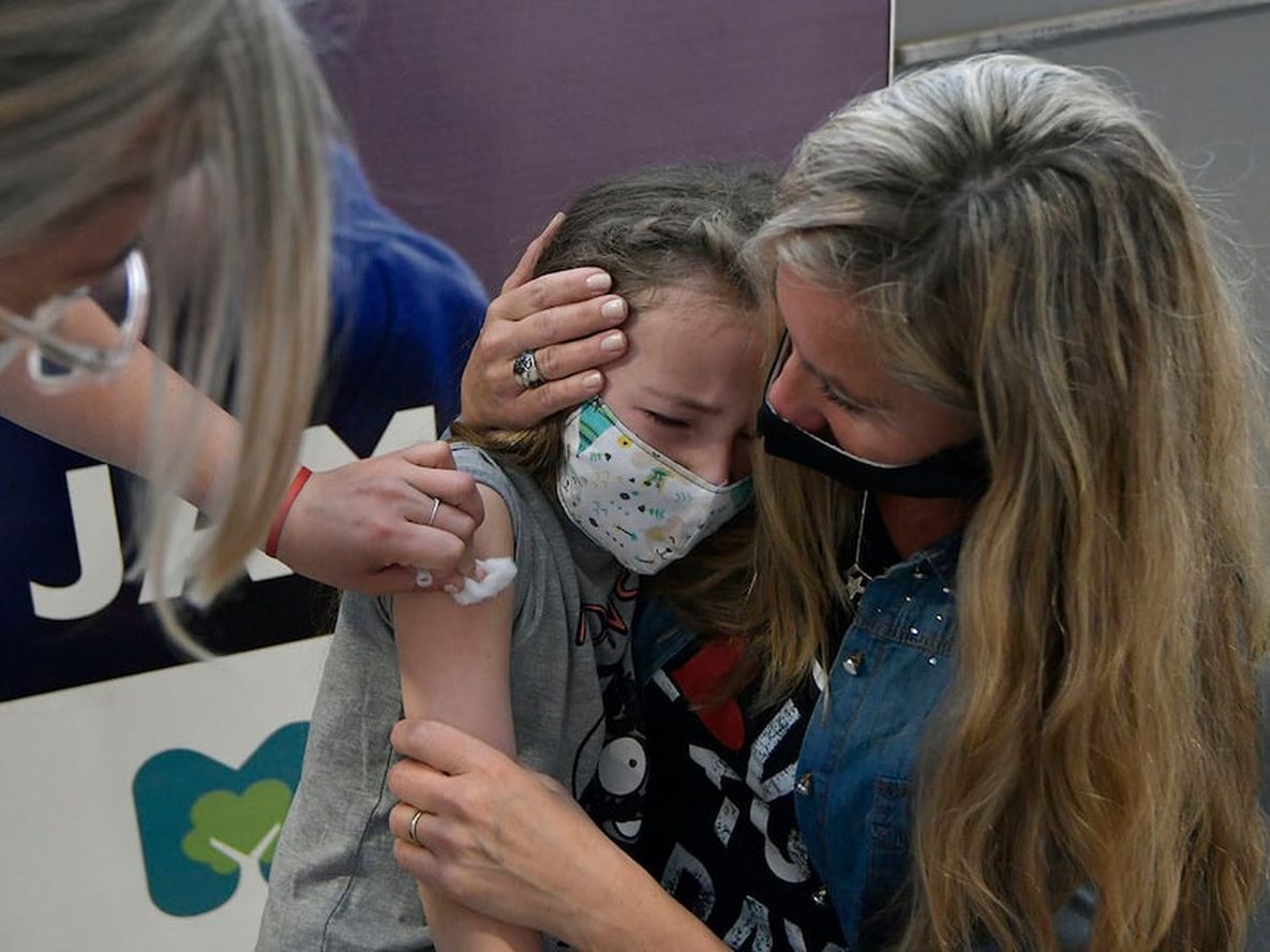 Argentina inició hoy en forma simultánea en todo el país la vacunación contra la COVID-19 para niñas y niños de 3 a 11 años.En el Vacunatorio de Campaña de la Nave, vacunaron a 14 menores. María Emilia (7) y su madre Patricia LópezFoto: Orlando Pelichotti