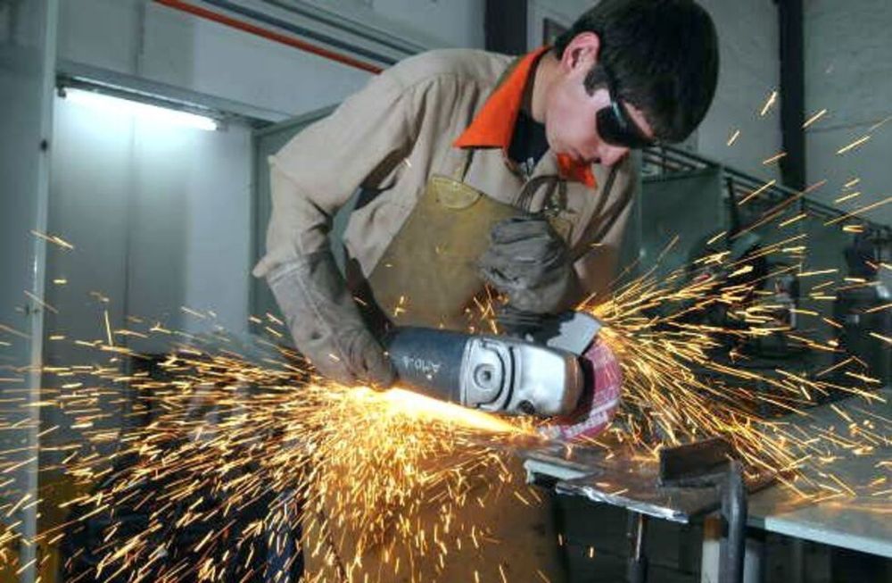 Der Rückgang der Löhne ging mit dem Verlust von über 180.000 regulären Arbeitsplätzen und einer ungleichmäßigen Erholung in den einzelnen Sektoren einher.