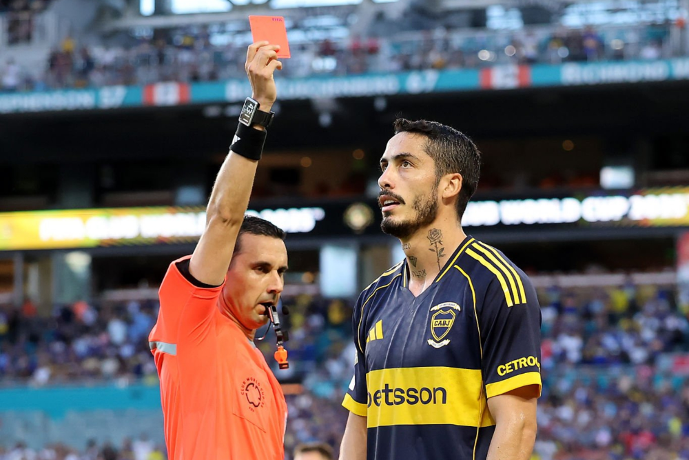 COPPA DEL MONDO PER CLUB. La fatale espulsione di Nicolás Figal nel pareggio 2-2 del Boca Juniors contro il Benfica