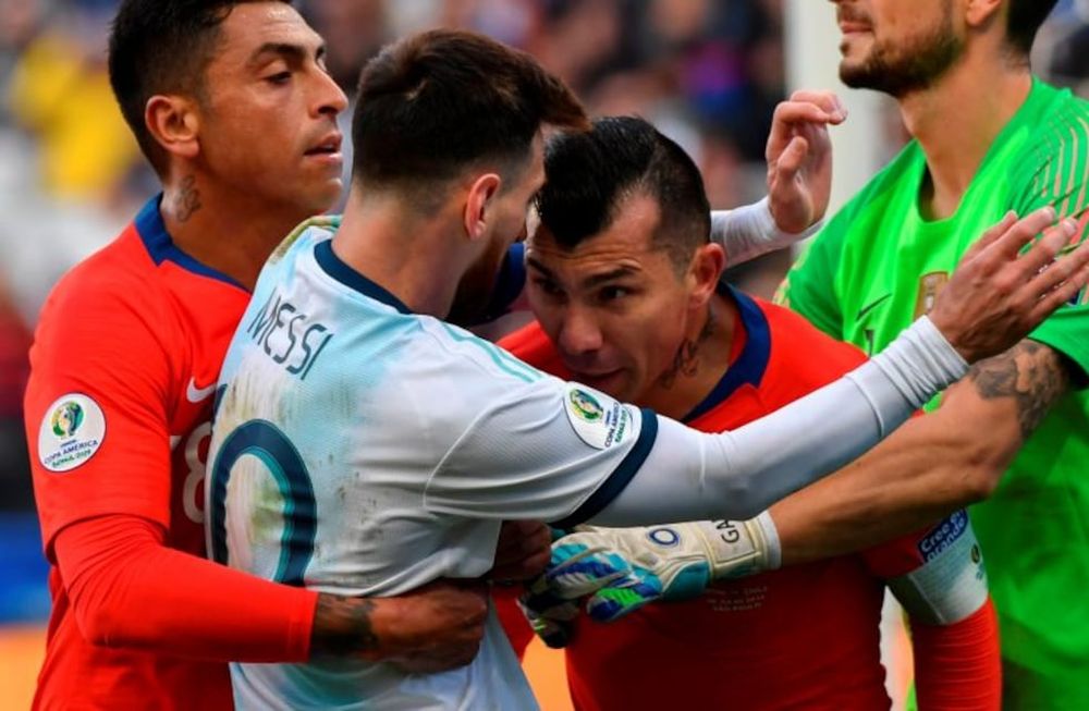 Messi se enfrentó a Gary Medel, ambos fueron expulsados por el árbitro Mario Díaz de Vivar en la Copa América Chile 2015 en donde La Roja se consagró campeón por primera vez (Foto: Nelson ALMEIDA / AFP)