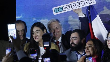 Los Andes | En la imagen, representantes del Partido Republicano celebran el triunfo electoral, con José Antonio Kast en el medio y detrás, protagonizando una disputa clave para el gobierno de Gabriel Boric.