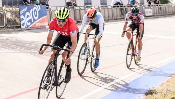 Ramiro Castro (Municipalidad de Guaymallén) y Emiliano López (Municipalidad de Las Heras) se llevaron el título en Élite tras 12 fechas del calendario. /Gentileza prensa de la Asociación Ciclística de Mendoza