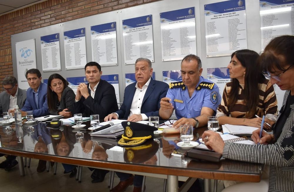 El ministro de Seguridad, Raúl Levrino junto al titular de la Policía de Mendoza, Marcelo Calipo exponiendo la pauta de gastos para el año próximo.