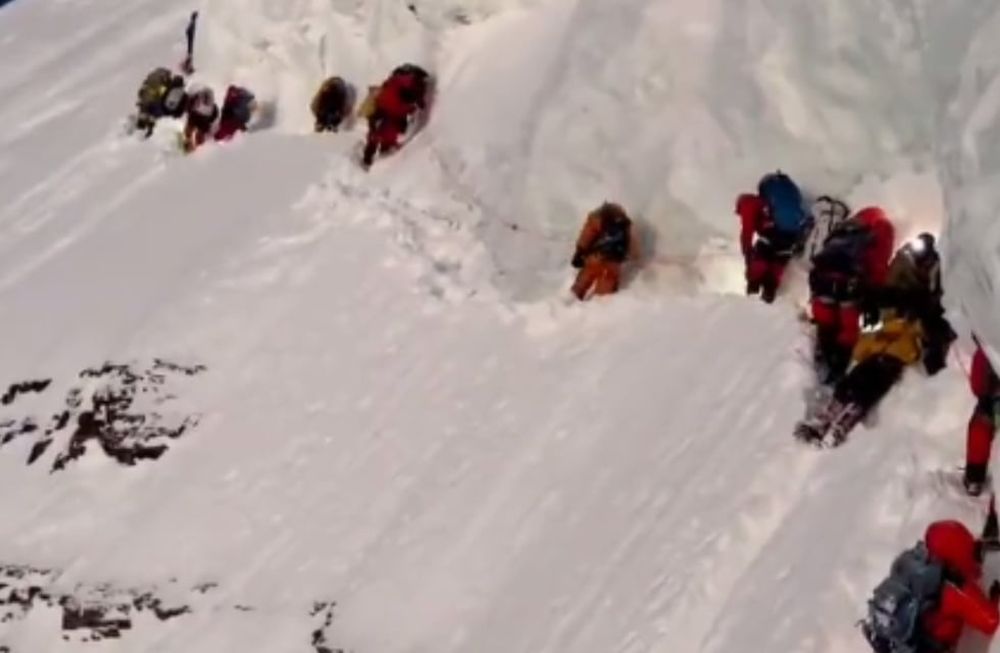 Una persona murió frente a mis ojos. En el camino de regreso tuvimos que saltar sobre su cadáver contó una de las escaladoras. Foto: Gentileza Redes