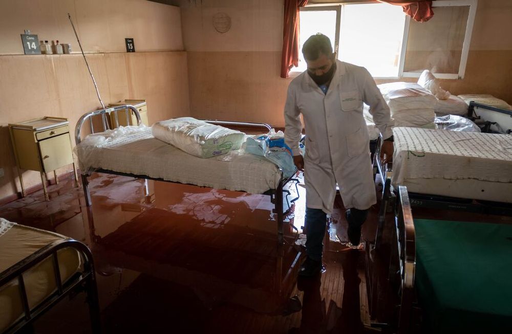 En Las Heras, el hospital Gailhac sufrió la rotura del techo en algunos sectores y se inundó. El agua también cubrió parte del Lagomaggiore y el Militar, en Ciudad.