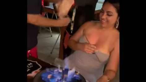 Video: disfrutaba con amigas en un bar de Cacún, le explotó un trago en la cara y sufrió graves quemaduras