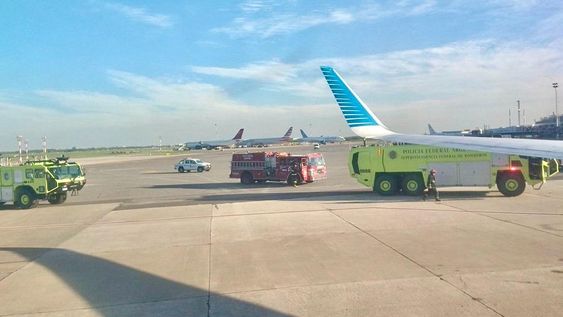 Un avión de Aerolíneas aterrizó de emergencia en Ezeiza por problemas en un motor.