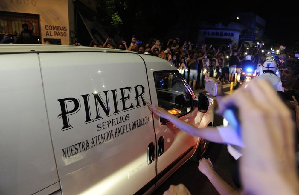 Miles de fanáticos esperaron la lleda del cuerpo de Diego Maradona para despedirlo en la sala velatoria donde lo preparaban para llevar a Casa Rosada.