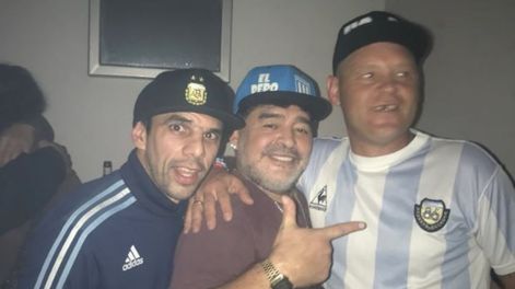 Video: Diego Maradona se subió al escenario y cantó con Pepo